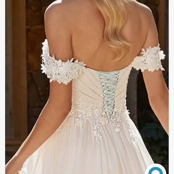 Sophia Tollie Sweetheart Neckline New Gorgeous wedding dress size 22. - Picture 3 of 6